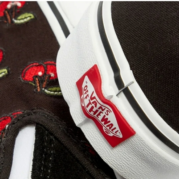 VANS CLASSIC SLIP-ONCHERRIES & BLACK - Picture 4 of 9